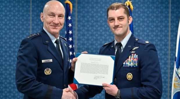 Il pilota americano della base di Aviano Brady Augustin è stato premiato dal Pentagono