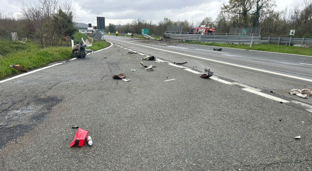 Ferrari con targa svizzera si schianta contro un guardrail in Piemonte: due morti, i corpi carbonizzati