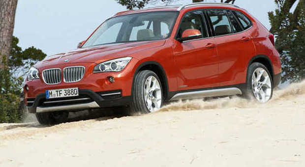 La nuova BMW X1 in un passaggio sulla sabbia: il Suv tedesco garantisce grande mobilità