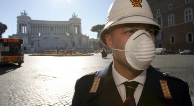 Allarme smog a Roma, Raggi firma l'ordinanza: domenica stop alla circolazione delle auto
