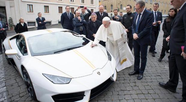 Papa Francesco autografa la sua Lamborghini Huracan donata al momento della consegna da parte del ceo della casa modenese Stefano Domenicali