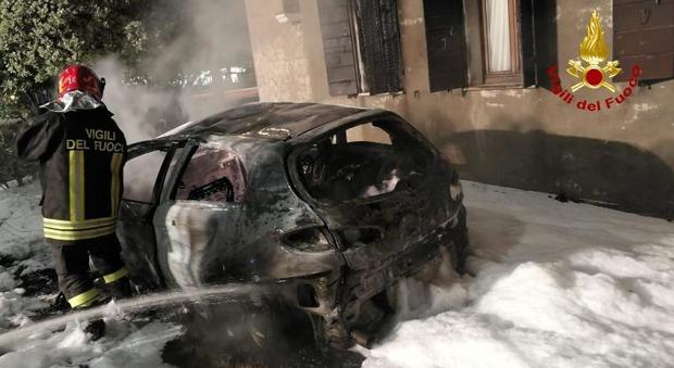 Auto finisce contro la casa e si incendia: ferite due persone