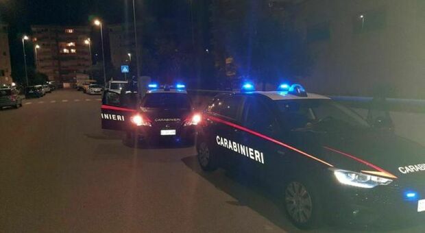 Roma, inseguimento da film nella notte: l'auto non si ferma allo stop dei carabinieri, poi lo schianto contro lo spartitraffico