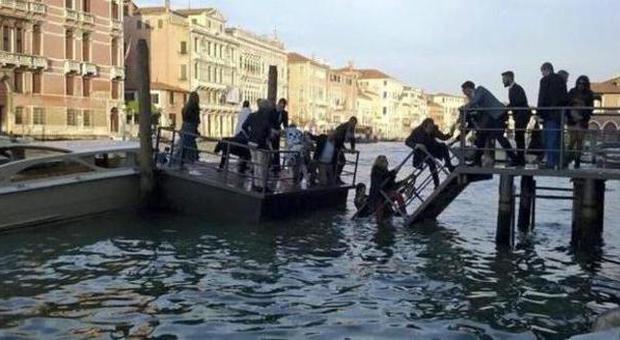 Venezia, cede il pontile alla mostra di Prada, 10 ospiti Vip in abito da sera finiscono in acqua
