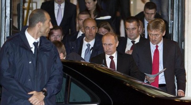 Putin contestato dalle donne in hotel: «Pussy Riot libere»