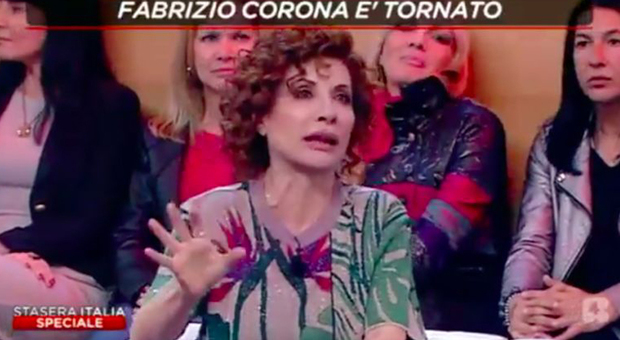 Alda D'Eusanio e la lite con Fabrizio Corona: «Andrebbe tolta la libertà di parola. Lancia mutande dalla finestra...»