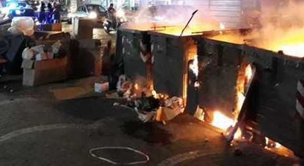 Napoli, preso il piromane seriale che incendiava i cassonetti dei rifiuti