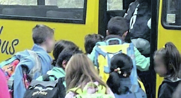 L'autista dello scuolabus non arriva: gli alunni restano a piedi