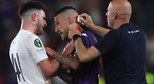 Fiorentina-West Ham, Biraghi colpito da un oggetto lanciato dai tifosi inglesi: ferito alla testa