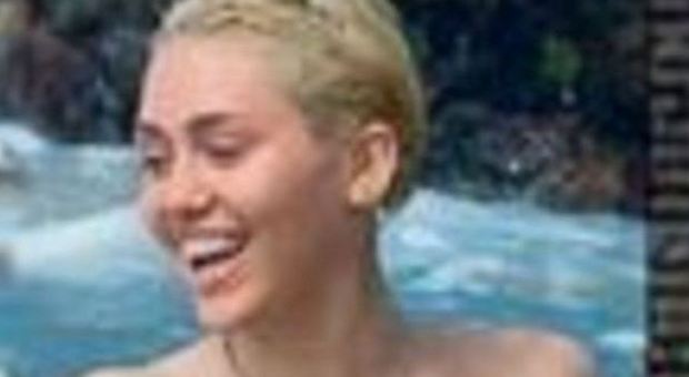Miley Cyrus in topless in vacanza col fidanzato Patrick Schwarzenegger