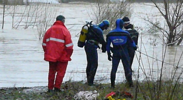 Trovato il cadavere di un uomo incagliato sulle rive del fiume Terzo