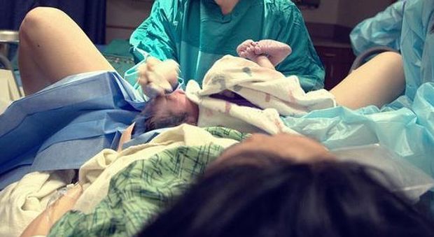 L'ostetrica le strappa la placenta durante il parto, 22enne muore per il dolore