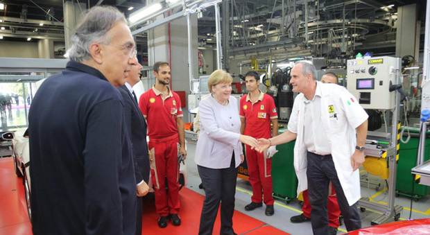 La cancelliera tedesca Angela Merkel insieme al presidente della Ferrari Sergio Marchionne a Maranello saluta alcuni operai Ferrari