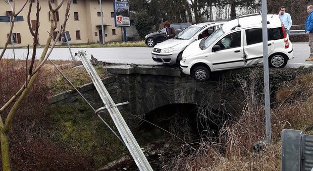 L'auto che ha rischiato di prepitare dal ponte di Mione a Ovaro
