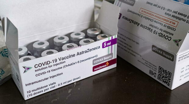 Vaccino Astrazeneca, l'Europa non rinnova il contratto: «Abbiamo inziato a lavorare con Pfizer»