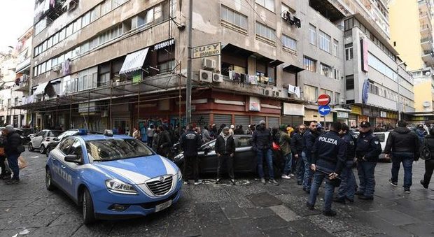 Napoli, nigeriano bloccato alla Duchesca con 24 cellulari e attrezzi per smontare i telefoni