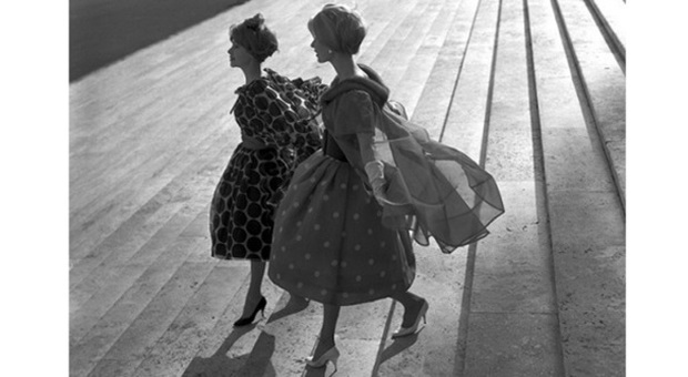 Modelli Valentino sulla scalinata dellArchivio Centrale di Stato, foto Federico Garolla, Roma, 1958