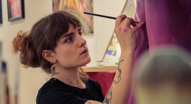 Elisa "Marley" Fraschetti impegnata a dipingere un corpo