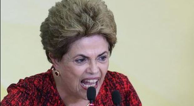 Il Brasile approva l'impeachment Rousseff destituita dal Senato