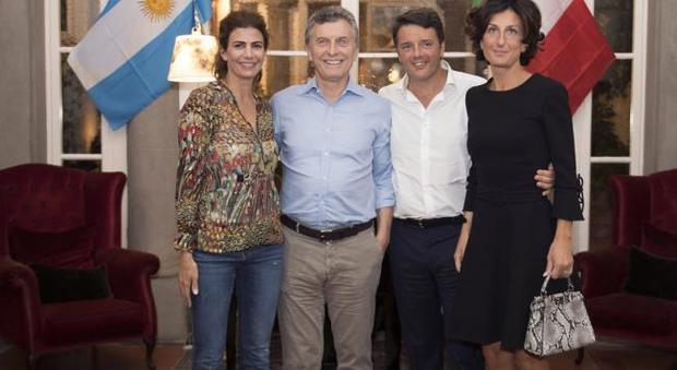 Renzi riceve il premier argentino: la first lady è in jeans