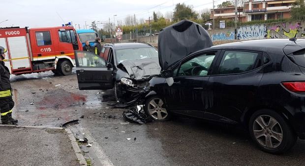 Roma, scontro frontale tra due auto sulla via dei Laghi: due feriti gravi