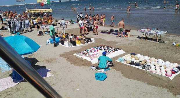 Venditori abusivi in spiaggia ma con titolari italiani come "complici"
