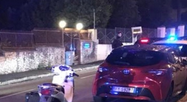 Napoli: malore mentre consegna le pizze, 64enne muore in scooter