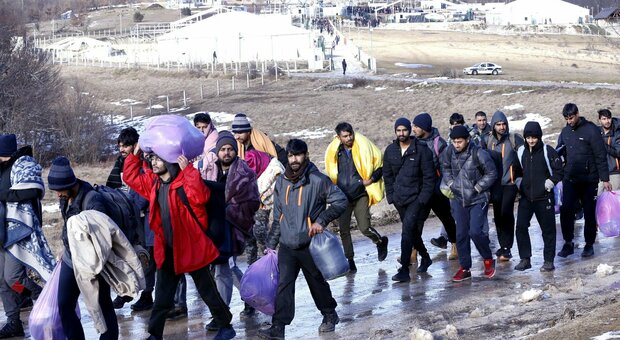Bosnia, emergenza migranti al gelo. Tende a Lipa. Pochi fondi a istituzioni