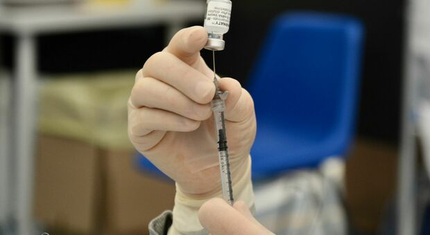 Il medico indagato avrebbe somministrato almeno 90 dosi di vaccino fake