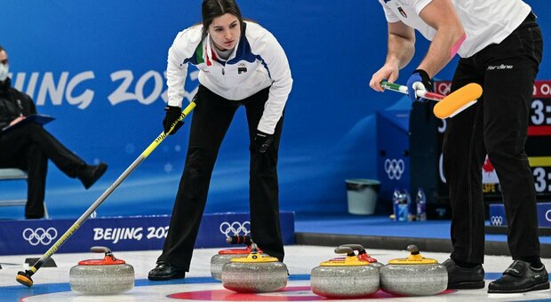 Cos'è il Curling, l'Italia vede la prima medaglia e sogna l'oro alle Olimpiadi di Pechino : come funziona e a cosa serve la scopa