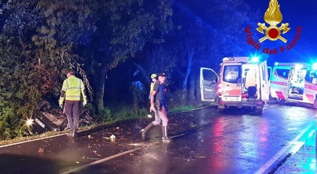 Auto contro un albero nel Foggiano, morti due amici 18enni