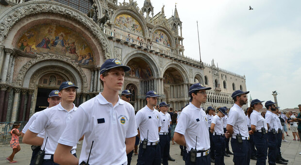 Venezia, emergenza vigili: «I veneti non vogliono più fare questo lavoro, domenica 4 stranieri in pattuglia»
