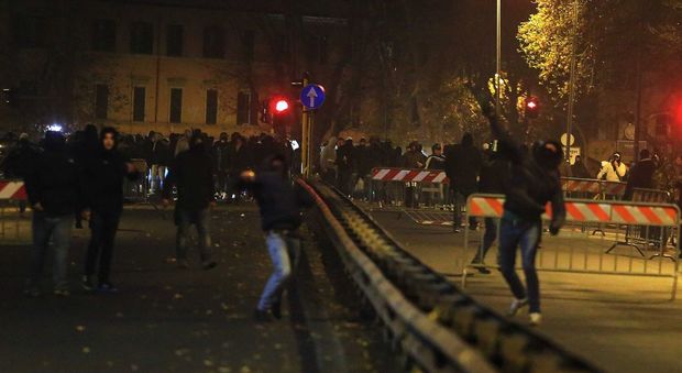 Roma, rissa dopo il derby, poliziotto colpito in testa con una stampella: chiuso il pub degli ultrà