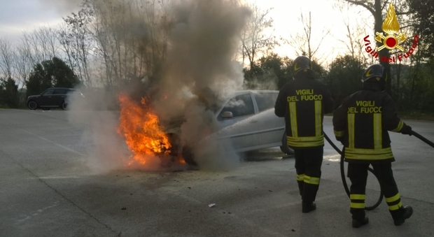Loreto, prende fuoco un'auto vicino alla scuola: tanta paura