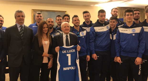 Napoli, l'investitura di De Luca: «Voi esempio per i nostri giovani»