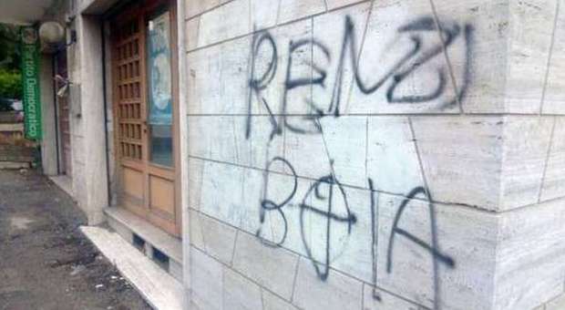 Raid sui muri della sede Pd Scritte contro Renzi