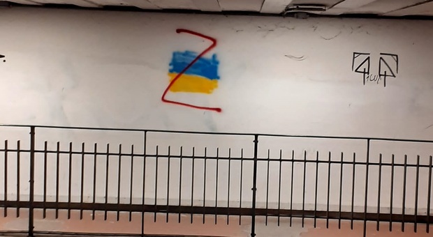 La scritta comparsa nel sottopasso di via Santi Martiri, a Salerno