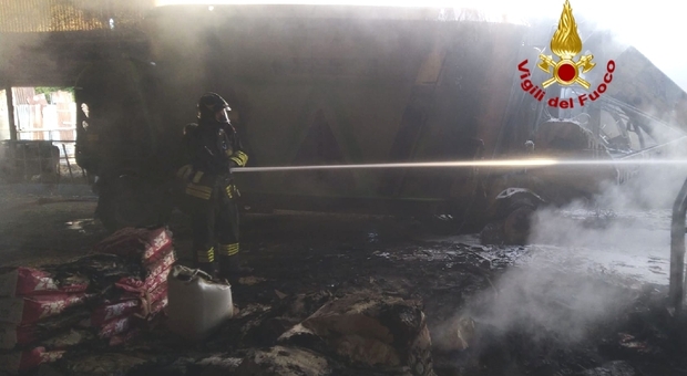 Incendio in una stalla a Villafranca, mezzo agricolo in fiamme vicino alle mucche
