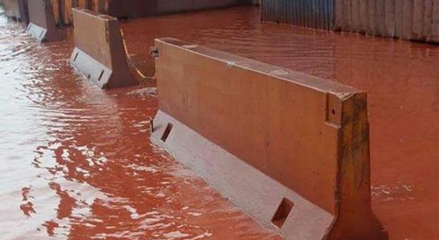 Taranto, l'immagine dell'acqua rossa dopo il temporale fa paura