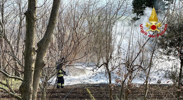 Maxi incendio a Gambugliano, in fiamme cento quintali di legna da ardere: indagini sulle cause