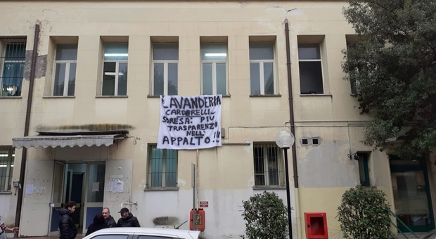 Napoli: ospedale Cardarelli, protestano i dipendenti dell'America Laundry
