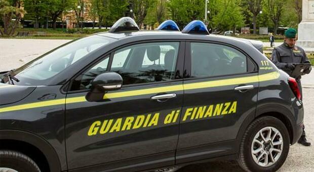 Pusher clandestino arrestato vicino a una scuola di Ancona con hashish e bilancino