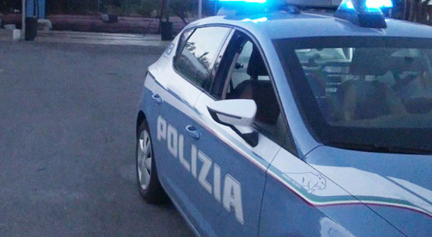 Castel Romano, assalti stile “Arancia meccanica” al rifornimento di benzina: automobilisti picchiati e rapinati da otto ragazzini rom