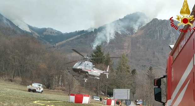 Vasto incendio di boschi sopra Schio, in azione anche l'elicottero dei vigili del fuoco