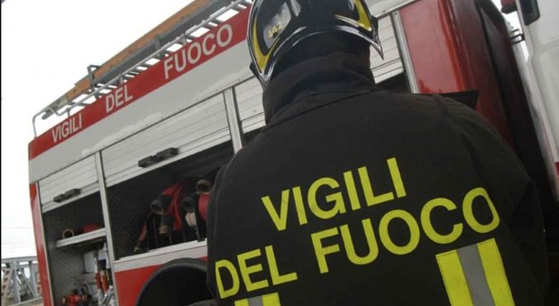 Sit-in dei vigili del fuoco: «Siamo pagati 300 euro in meno degli altri Corpi»