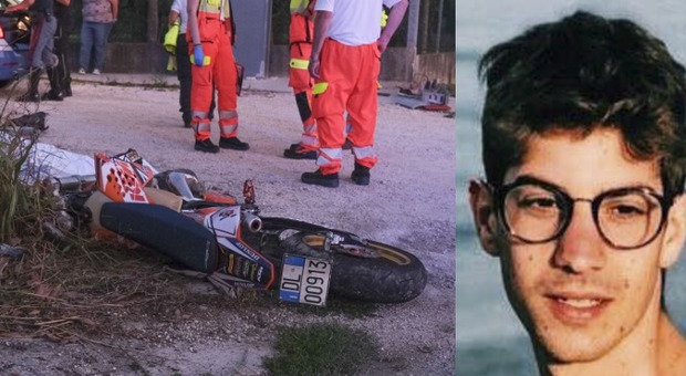Si schianta con la moto contro un palo vicino a casa, Filippo muore a 21 anni
