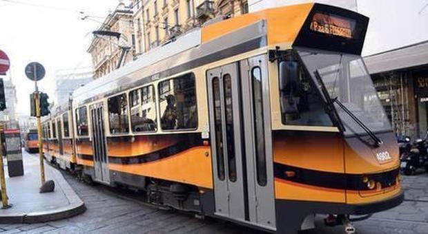 Milano, aggredisce il guidatore e fugge col tram: arrestato, autista ferito