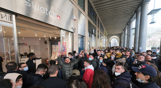 MoonSwatch mania: da Roma a Milano e Firenze, tutti in coda davanti ai negozi per l'ultimo modello