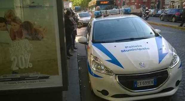 «Auto dei vigili alla fermata impedisce di prendere l'autobus: chi farà la multa?» | Foto