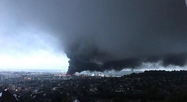 Francia, incendio a impianto chimico a Rouen: «Restate in casa». Scuole chiuse